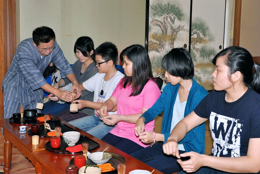 Giáo viên Trung tâm Nhật ngữ Sakura hướng dẫn cách pha trà theo truyền thống Nhật Bản