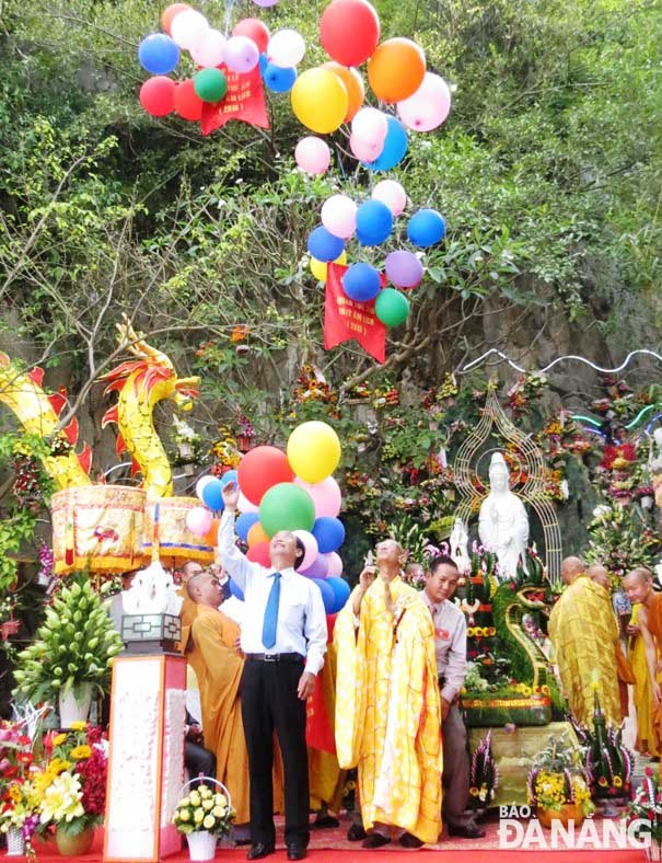 Thả bong bóng cầu an tại lễ chính thức lễ hội Quán Thế Âm - Ngũ Hành Sơn 2015