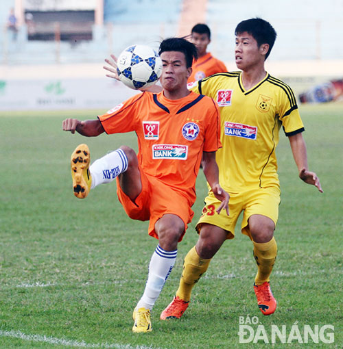 SHB DN’s Ngoc Thang with the ball