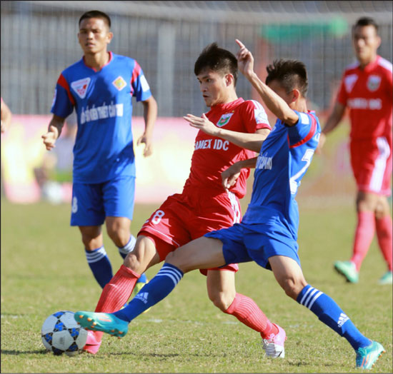 Dù không thực sự là cầu thủ xuất sắc nhất ở V-League 2014, Công Vinh (áo đỏ) vẫn là ứng viên sáng giá nhất cho danh hiệu “Quả bóng Vàng Việt Nam 2014”.               Ảnh: NGUYÊN HUY