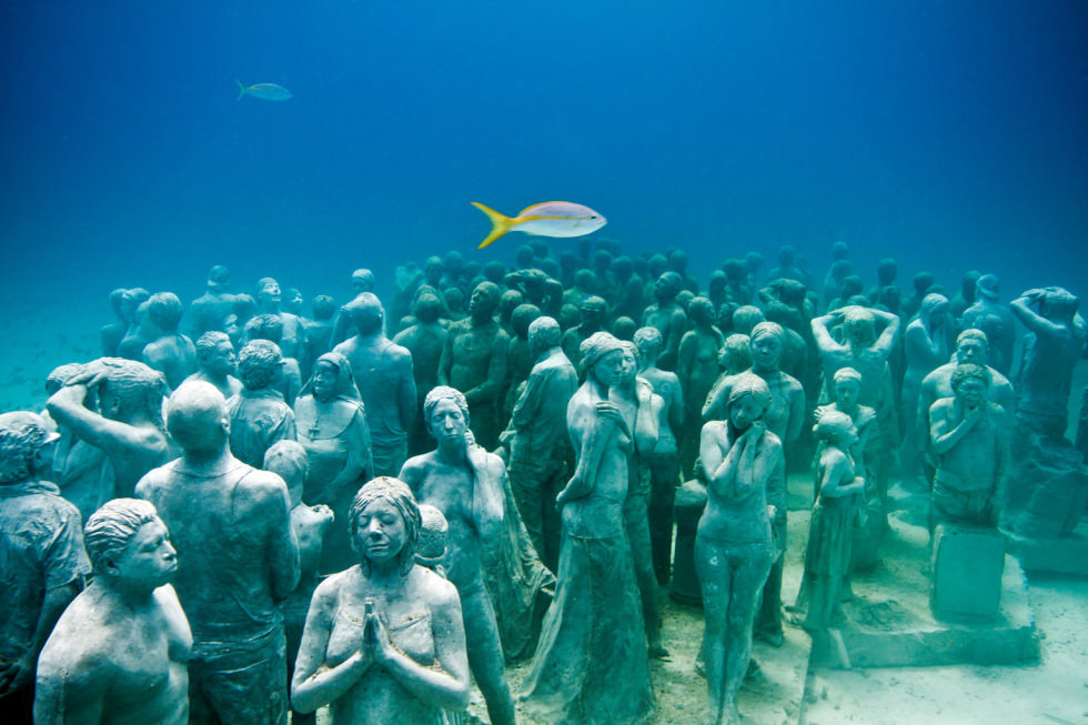 Hàng trăm bức tượng điêu khắc được Taylor đặt dưới nước, tạo nên khung cảnh hết sức ngoạn mục