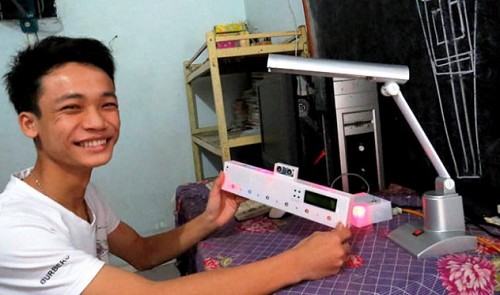 Nguyen Duy Tam, a student from Class 12TL1 of Nguyen Hue High School in Phu Yen Province, smiles holding a device he created that is able to alert students when they happen to sit in a way that may negatively affect their health. Tuoi Tre