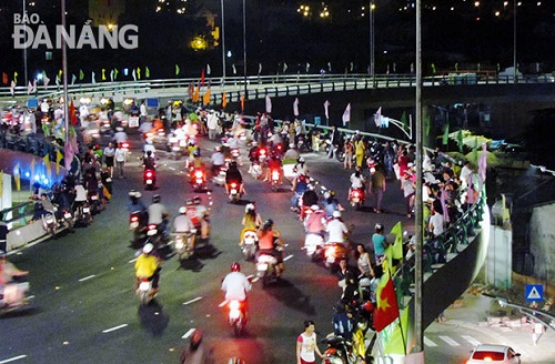 Many road users on the Hue T-junction overpass