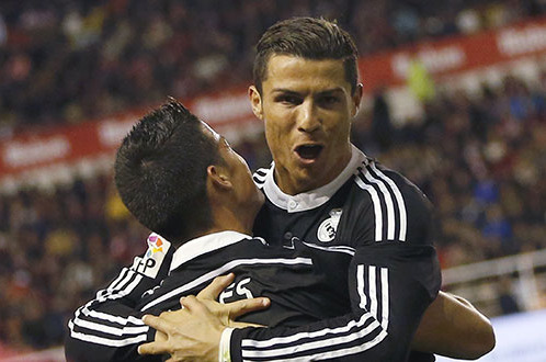 Ronaldo ăn mừng bàn thắng cùng James - Ảnh: Reuters