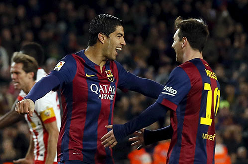 Suarez và Messi vui mừng sau khi sút tung lưới Almeria - Ảnh: Reuters