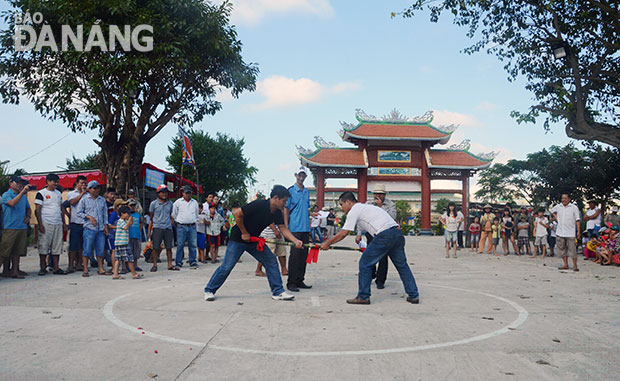 Lễ hội đình làng giữa phố Hòa Minh, nơi duy trì phong trào “Mỗi tổ dân phố là một tộc họ”.  Trong ảnh:  Lễ hội đình làng Hòa Phú năm 2015.