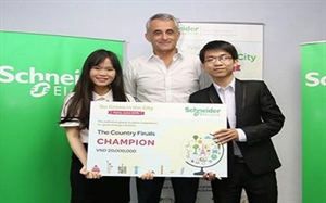 Tran Anh Hang Nga (left) and Trinh Hoai Nam receive first prize at a competition titled Go Green in the City Viet Nam 2015