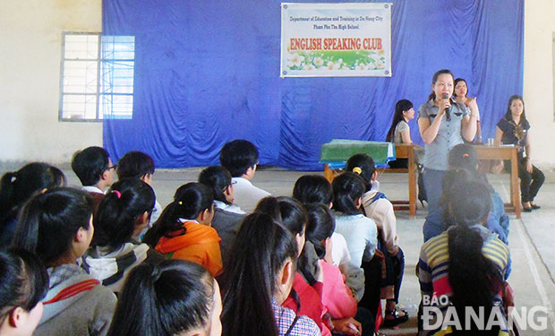 Câu lạc bộ nói tiếng Anh từng bước giúp học sinh Trường THPT Phạm Phú Thứ làm quen với ngoại ngữ. (Ảnh do nhà trường cung cấp)