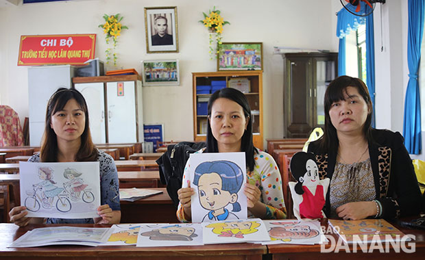 Đổi sách Tiếng Anh lớp 3 mới, giáo viên Trường tiểu học Lâm Quang Thự phải đổi đồ dùng dạy học như con rối (phải) bằng những hình minh họa mới. Ảnh: V.T.L