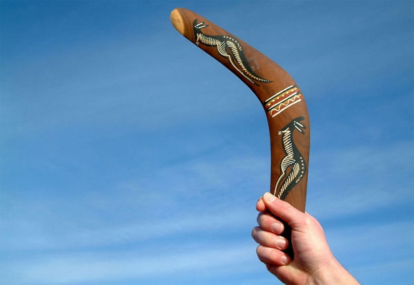 Boomerang có chạm hình chuột túi của đất nước Australia.