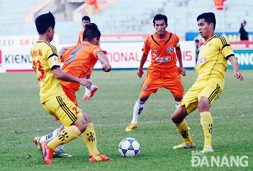 SHB DN players (orange) in a V-league match