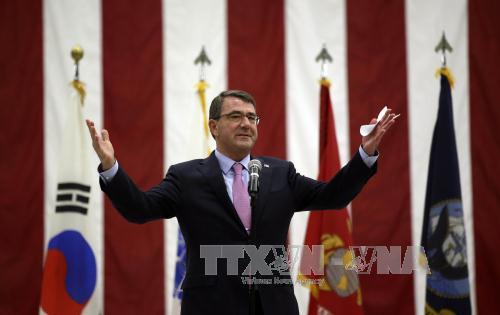 Bộ trưởng Quốc phòng Mỹ Ashton Carter phát biểu khi tới thăm các binh sĩ Mỹ làm nhiệm vụ tại căn cứ không quân Osan ở Pyeongtaek. Ảnh: AFP- TTXVN