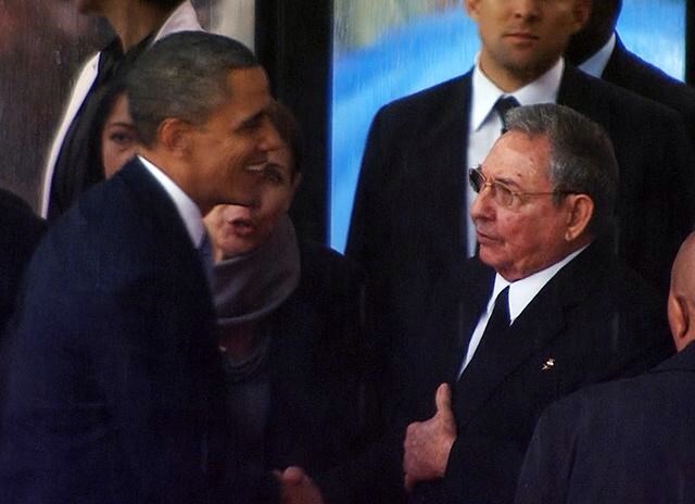 Tổng thống Mỹ Barack Obama và Chủ tịch Cuba Raul Castro đã bắt tay nhau. (Nguồn: AP)