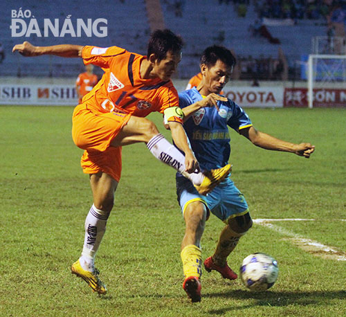 Với bàn thắng vào lưới các cầu thủ Sana Khánh Hòa (áo xanh), Vũ Phong tiếp tục giúp SHB Đà Nẵng tìm lại sự lạc quan. 