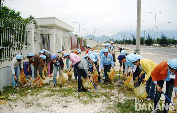 Công nhân Công ty TNHH Daiwa Việt Nam dọn vệ sinh xung quanh nhà máy.