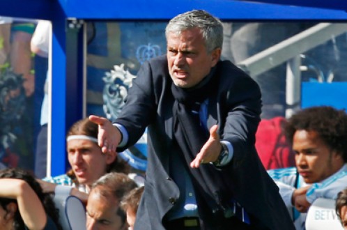 HLV Mourinho trong trận Chelsea thắng QPR 1-0 - Ảnh: Reuters