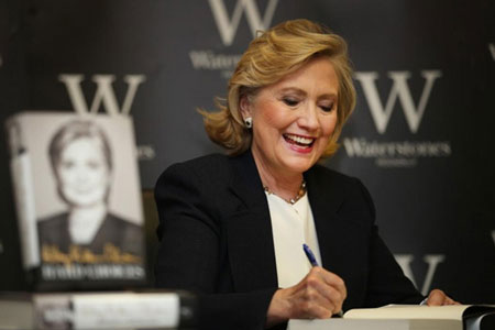 Bà Hillary Clinton và cuốn hồi ký “Hard Choices”. (Ảnh: Getty Images)