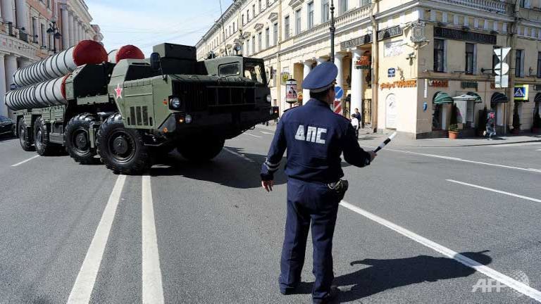 Một hệ thống tên lửa phòng không S-300 của Nga tại thành phố St. Petersburg, Nga, ngày 28-4-2014. Ảnh: AFP