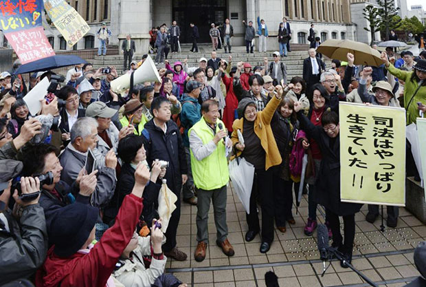 Nhiều người tập trung bên ngoài tòa án tỉnh Fukui, ủng hộ phán quyết không cho tái khởi động các lò phản ứng Takahama. 						                    Ảnh: AP