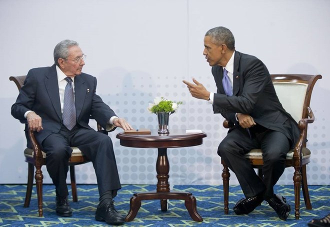 Tổng thống Mỹ Obama trong cuộc hội đàm lịch sử với Chủ tịch Cuba Raul Castro. (Nguồn: White House)