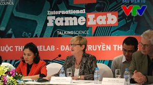 Director of the British Council Vietnam Cherry Gough (second from left) introduces the FameLab competition (Photo: vtv.vn)