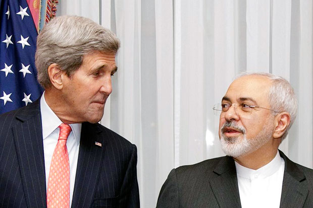 Ngoại trưởng Mỹ John Kerry (trái) và người đồng cấp Iran Mohammad Javad Zarif trong cuộc đàm phán tại Lausanne (Thụy Sĩ). Ảnh: AP