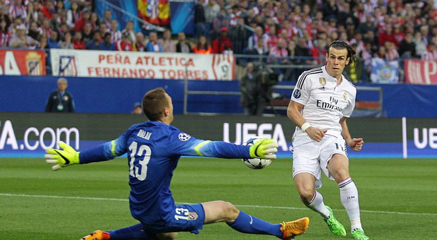 Chính sự xuất sắc của Oblak (áo xanh) khiến Real và Gareth Bale (áo trắng) vẫn chưa thể vượt qua Atletico ở lần tái đấu vừa qua. Ảnh: Rex Features