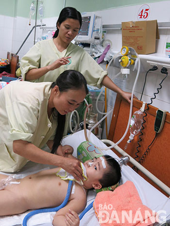 Cháu Nguyễn Bảo Hậu lúc điều trị tại Bệnh viện Phụ sản - Nhi Đà Nẵng.