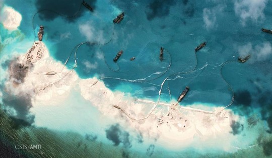 Một bức ảnh vệ tinh cho thấy hoạt động cải tạo trái phép của Trung Quốc ở bãi Vành Khăn thuộc quần đảo Trường Sa của Việt Nam - Ảnh: Reuters