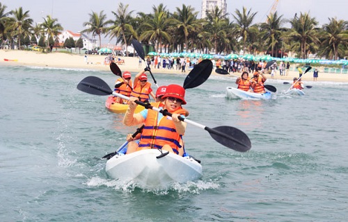  A kayak race in the city’s Beach Tourism Season 2014