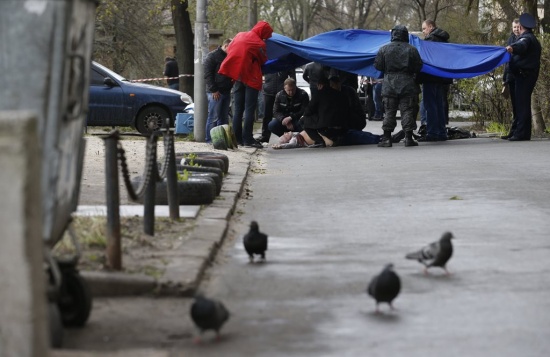 Cảnh sát khám nghiệm hiên trường vụ bắn chết nhà báo Oles Buzyna. Ảnh: UNIAN.