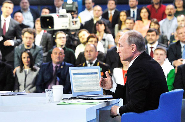 Tổng thống Vladimir Putin giao lưu trực tuyến với người dân Nga.      Ảnh: RIA Novosti/AP