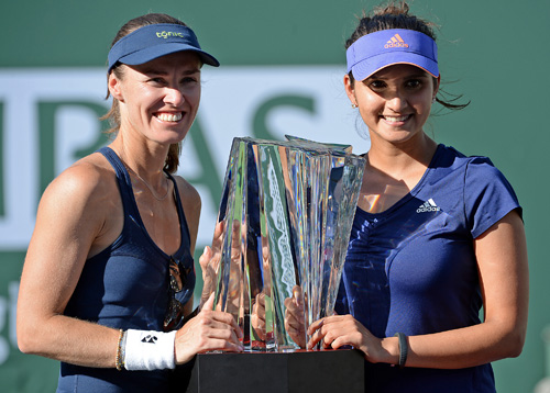 Hingis (trái) cùng đồng đội đánh đôi Sania Mirza mừng chức vô địch tại Indian Wells hôm 21/3. Ảnh: Reuters.