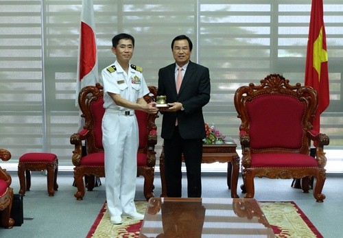 Colonel Masaharu (left) and Vice Chairman Viet 