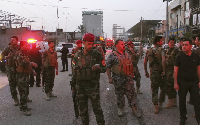 Lực lượng an ninh người Kurd tại hiện trường vụ nổ bom ở Erbil ngày 17-4 (Ảnh: Reuters)