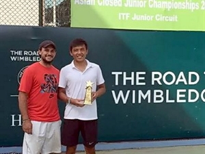 Ly Hoang Nam (R) and his champions cup. Source: VNA