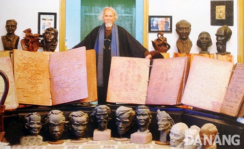 Mr Hang and his copper poetry books