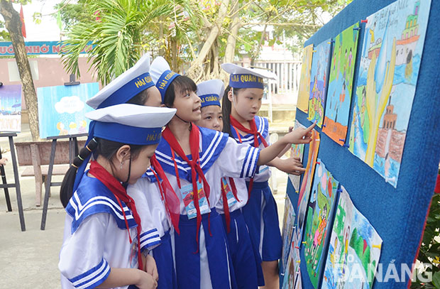 Học sinh Trường tiểu học Lý Công Uẩn tham gia vẽ và trưng bày tranh để truyền thông về bảo vệ môi trường.