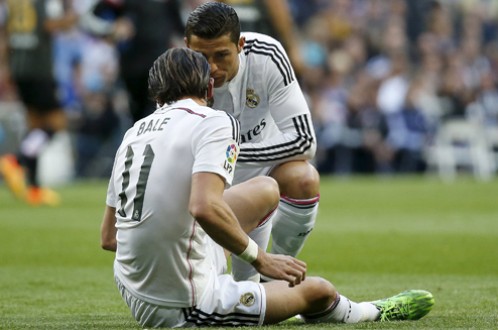 Ronaldo hỏi thăm Bale khi anh dính chấn thương trong trận Real Madrid thắng Malaga 3-1 - Ảnh: Reuters