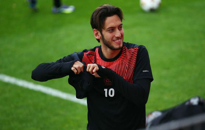 Hakan Calhanoglu, ngôi sao mới nổi của Leverkusen, bất ngờ chiếm vị trí thứ tư với 21 lần kiến tạo. Tiền vệ người Thổ Nhĩ Kỳ có thể sẽ sớm chuyển tới thi đấu cho một đội bóng lớn, sau màn trình diễn ấn tượng cùng đội bóng Đức ở Champions League mùa này.