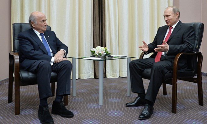 Chủ tịch FIFA Sepp Blatter gặp Tổng thống Nga Vladimir Putin ở Sochi, ngày 20-4. (Nguồn: AP)