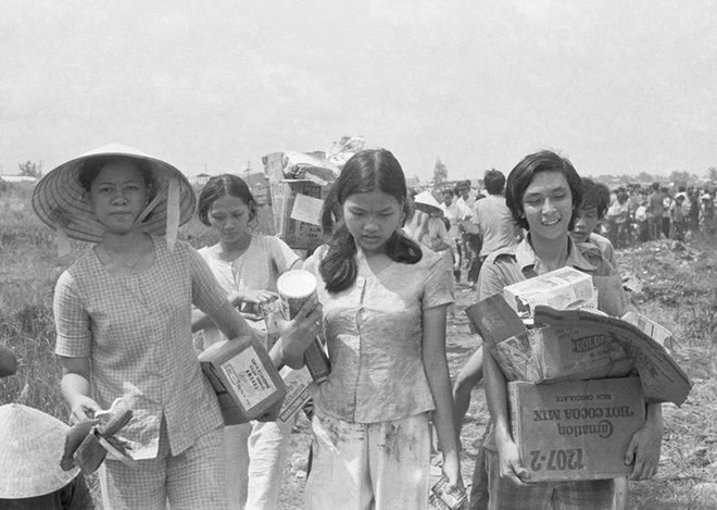 Một vài phụ nữ xách theo những thùng đồ đạc lấy được sau khi lính Mỹ rút lui.