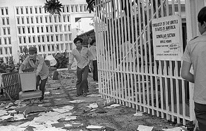 Người dân vào đại sứ quán ngay sau khi lực lượng an ninh Mỹ rời đi. Mặc dù lệnh giới nghiêm 24/24 được ban bố nhưng hàng nghìn người vẫn tràn xuống đường. Nhiều đường phố bị tắc nghẽn bởi những đoàn xe đạp, xích lô và xe tải rời Sài Gòn. Tuy nhiên, ở những góc khác, cuộc sống vẫn tiếp diễn như thường nhật.
