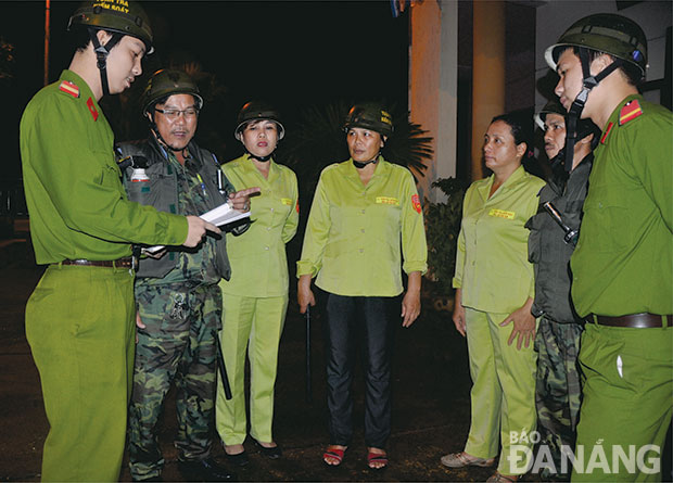 Đội Dân phòng cơ động nữ phối hợp với các lực lượng khác lên phương án tuần tra bảo vệ an ninh trật tự địa bàn phường.