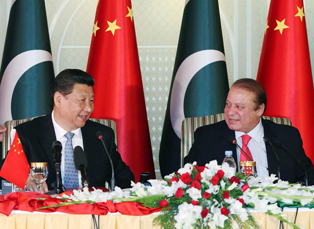 Chủ tịch Trung Quốc Tập Cận Bình (trái) gặp gỡ Thủ tướng Pakistan Nawaz Sharif tại Islamabad. Ảnh: AP