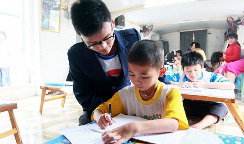 Pham Thai Huy, a volunteer, is teaching for children at the class for free Tuoi Tre