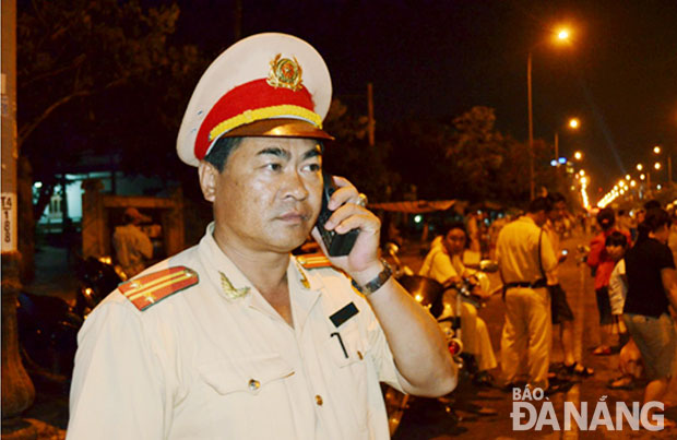 Trung tá, Đội trưởng Lê Văn Lực chỉ đạo Đội tuần tra, dẫn đoàn, chống đua bảo vệ pháo hoa năm 2013.
