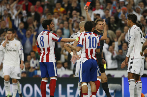Atletico Madrid đã phải trả giá vì chiếc thẻ đỏ của Turan (số 10) - Ảnh: Reuters