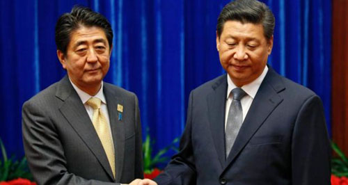 Cái bắt tay của Thủ tướng Nhật Bản Shinzo Abe (trái) và Chủ tịch Trung Quốc Tập Cận Bình tại Bắc Kinh hồi năm ngoái. Ảnh: Reuters