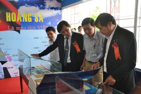 Trưng bày của UBND huyện Hoàng Sa thu hút sự chú ý của đông đảo người đến tham dự triển lãm